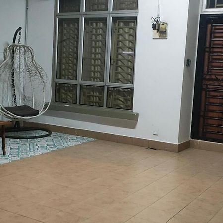 Zulaikha'S Homestay Ulu Tiram Johor Bahru Exterior foto
